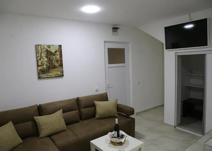 Studio T&M, Sa Parkingom
